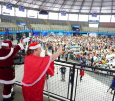 Mais de 2 mil famílias participam de almoço de Natal na Arena Suzano