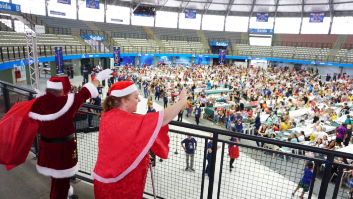 Mais de 2 mil famílias participam de almoço de Natal na Arena Suzano