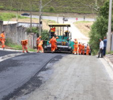 Prefeito vistoria obras de pavimentação em Palmeiras e no Jardim Casa Branca