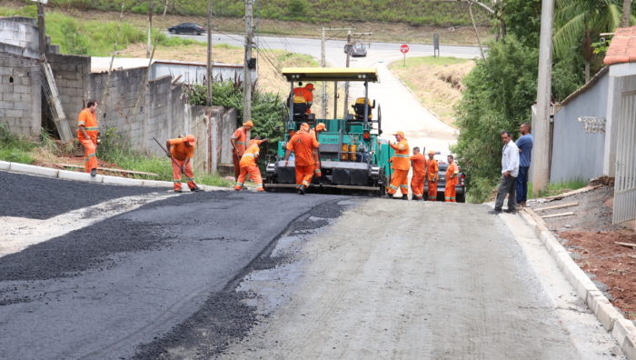 Prefeito vistoria obras de pavimentação em Palmeiras e no Jardim Casa Branca