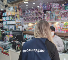 Procon orienta sobre direitos na hora de trocar presentes de Natal