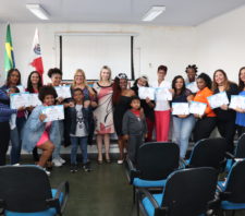 Curso de tranças afro capacita 27 mulheres em Suzano