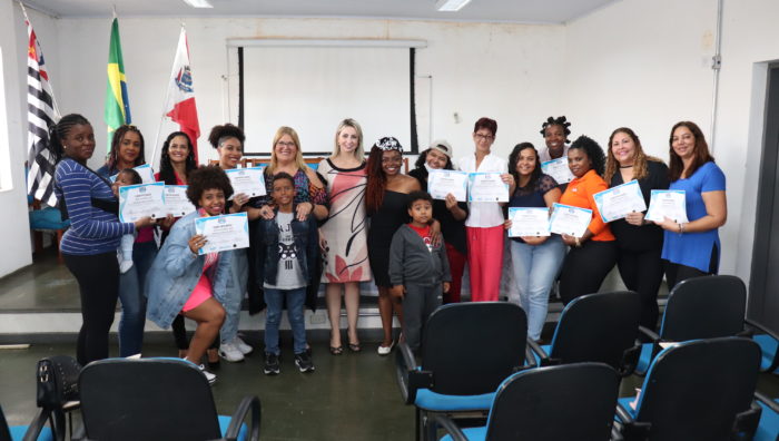Curso de tranças afro capacita 27 mulheres em Suzano