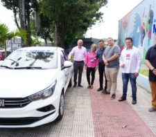 Prefeito faz entrega oficial de veículo ao Conselho Tutelar 2