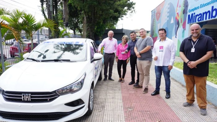 Prefeito faz entrega oficial de veículo ao Conselho Tutelar 2