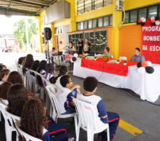 Mais de 140 alunos da Vila Helena se formam no programa ‘Bombeiro na Escola’