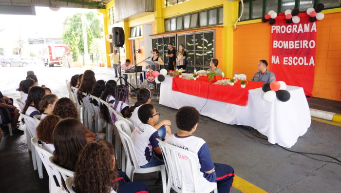 Mais de 140 alunos da Vila Helena se formam no programa ‘Bombeiro na Escola’