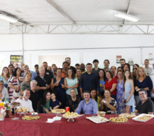 Prefeito homenageia servidora com mais de 40 anos de carreira
