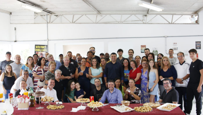 Prefeito homenageia servidora com mais de 40 anos de carreira
