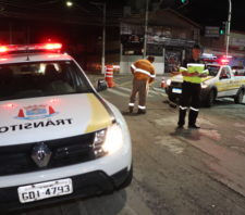 Prefeito vistoria aplicação de asfalto na rua Monsenhor Nuno