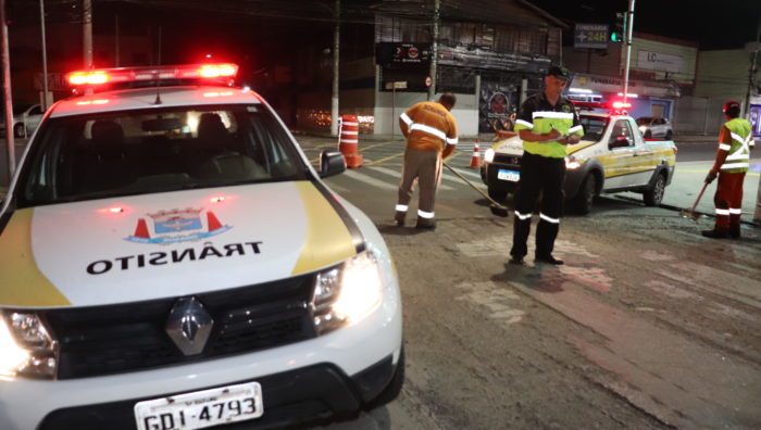 Prefeito vistoria aplicação de asfalto na rua Monsenhor Nuno