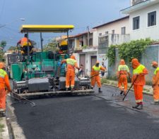 Prefeito de Suzano vistoria obras na rua Nossa Senhora Aparecida