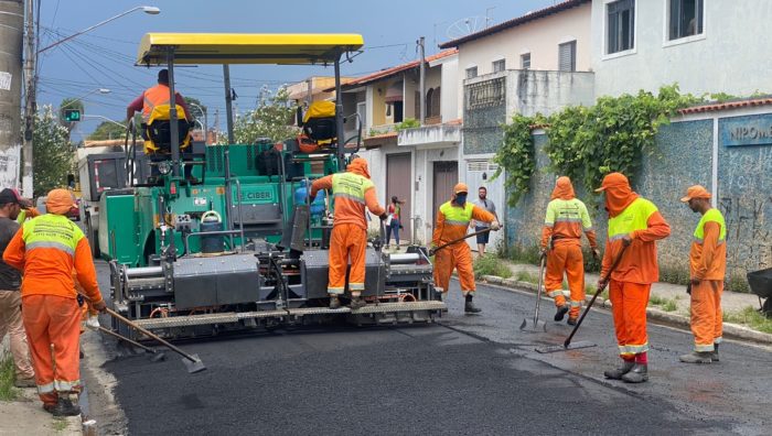Prefeito de Suzano vistoria obras na rua Nossa Senhora Aparecida