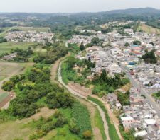 Manutenção e Serviços Urbanos trabalha no desassoreamento do rio Taiaçupeba-Mirim