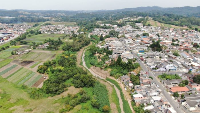 Manutenção e Serviços Urbanos trabalha no desassoreamento do rio Taiaçupeba-Mirim