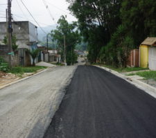 Rua Haidee Teixeira Bisoli recebe vistoria do prefeito durante aplicação de binder