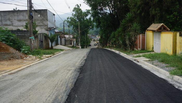 Rua Haidee Teixeira Bisoli recebe vistoria do prefeito durante aplicação de binder