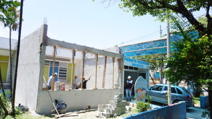 Prefeito em exercício vistoria andamento de obras para a Saúde