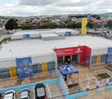 Prefeito de Suzano inaugura escola no Parque Maria Helena