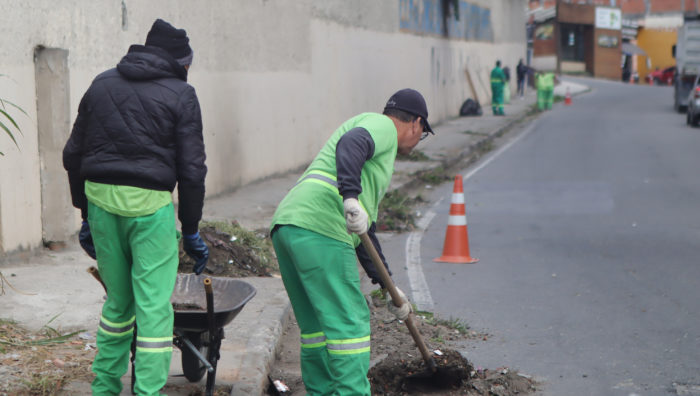 Manutenção remove 465 toneladas de resíduos de bueiros em 2022