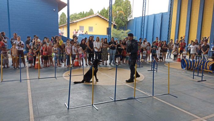 Canil da GCM de Suzano se apresenta em escola de Poá e prefeita prestigia evento
