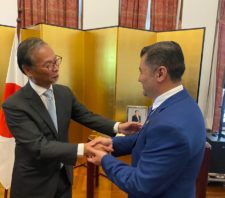 Prefeito de Suzano prestigia homenagem ao imperador japonês