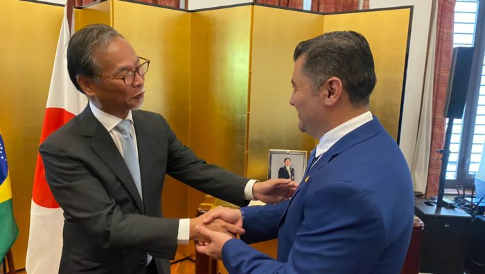 Prefeito de Suzano prestigia homenagem ao imperador japonês