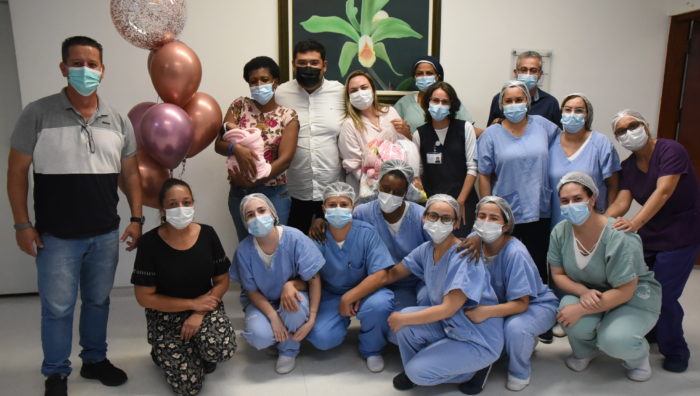 Menor bebê prematuro nascido na Santa Casa de Suzano recebe alta