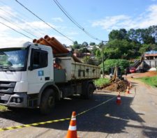 Prefeito vistoria início das obras que levarão água e rede de esgoto para 600 pessoas no Recreio Rio Bonito