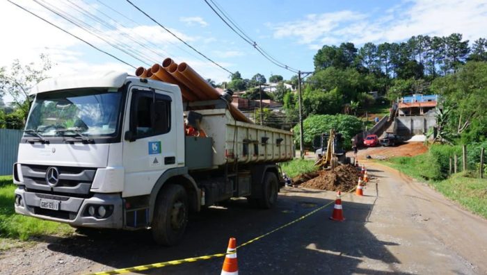 Prefeito vistoria início das obras que levarão água e rede de esgoto para 600 pessoas no Recreio Rio Bonito