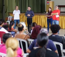 Futuros moradores do Residencial Suzano II participam de reunião com prefeito