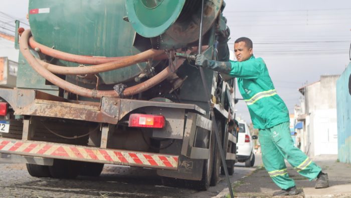 Suzano remove 10 toneladas de resíduos de bueiros por dia