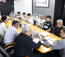 Prefeito recebe equipe japonesa que participará de campeonato de futsal em Suzano
