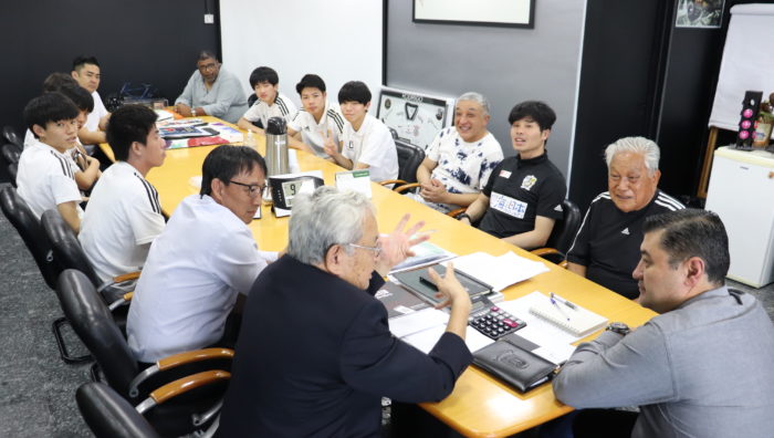 Prefeito recebe equipe japonesa que participará de campeonato de futsal em Suzano