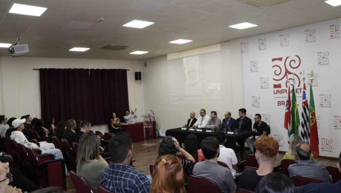Primeira-dama de Suzano realiza palestra para novos estudantes da UniPiaget