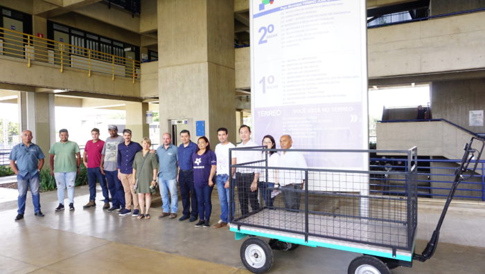 Suzano entrega veículo coletor elétrico para cooperativa de reciclagem