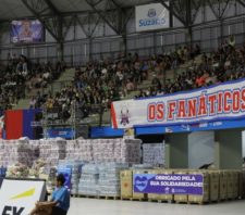 Fundo Social arrecada mais de duas toneladas de alimentos em partida do Suzano Vôlei