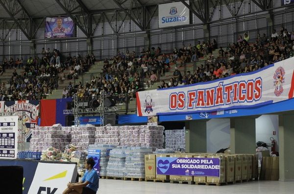 Fundo Social arrecada mais de duas toneladas de alimentos em partida do Suzano Vôlei