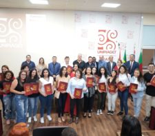Prefeito oficializa entrega de mais 17 bolsas de estudos na Unipiaget
