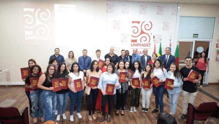 Prefeito oficializa entrega de mais 17 bolsas de estudos na Unipiaget