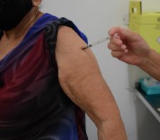 Vacina bivalente chega a pessoas de 60 anos ou mais a partir desta segunda