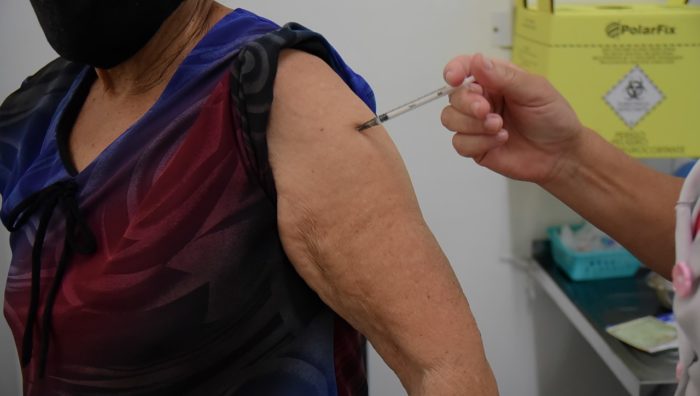 Vacina bivalente chega a pessoas de 60 anos ou mais a partir desta segunda