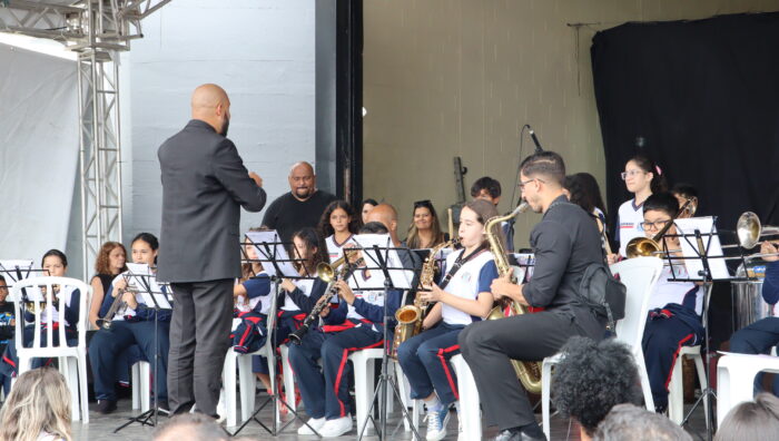 Alunos de projeto musical da escola Marques Figueira fazem 1ª apresentação na ExpoSuzano