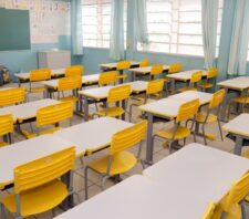 Secretaria de Educação realiza troca de mobiliário em escolas municipais