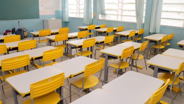 Secretaria de Educação realiza troca de mobiliário em escolas municipais