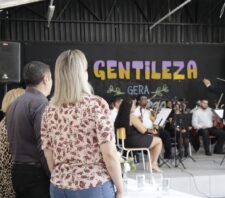 Prefeito é homenageado por alunos da escola Marques Figueira