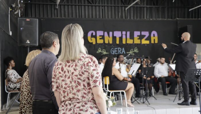 Prefeito é homenageado por alunos da escola Marques Figueira