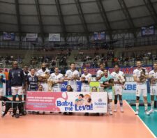 Atletas do Suzano Vôlei entram em quadra com animais do projeto ‘Baby, me Leva!’