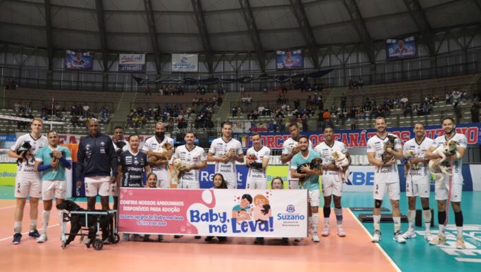 Atletas do Suzano Vôlei entram em quadra com animais do projeto ‘Baby, me Leva!’