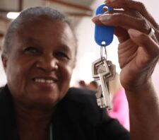 Prefeito de Suzano realiza entrega de 300 novos apartamentos na região norte